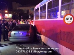 В Киеве авто влетело в трамвай. Он сошел с рельсов