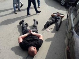 В Запорожской области майор полиции и дружинник угрожали водителю фиктивным протоколом и требовали взятку