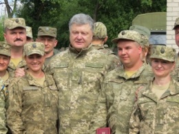 В Покровске Петр Порошенко передал военным медикам новый санитарный спецтранспорт (ФОТО)