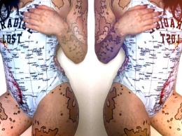 Болезнь как искусство: девушка с редким генетическим заболеванием рисует на своем теле невероятные картины