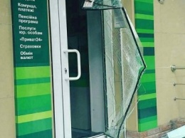 В одном из гордов Днепропетровской области в отделении «ПриватБанка» устроили погром (ФОТО)