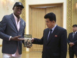 Экс-баскетболист NBA Деннис Родман подарил своему другу Ким Чен Ыну одну из книг Трампа