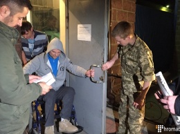Выпущенного из СИЗО на инвалидной коляске соратника Онищенко тут же задержал спецназ НАБУ