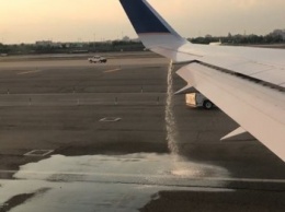 Рейс United Airlines отменили после того, как пассажир увидел, как из крыла вытекает топливо (видео)