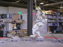 Видеофакт: робот Valkyrie осторожно прошелся по кочкам