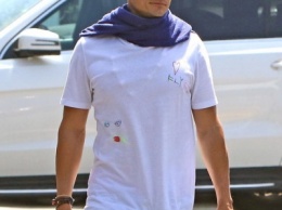 Орландо Блум носит футболку с рисунками своего сына