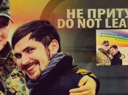 В киевском метро комбат "ОУН" в обнимку с соратником агитирует за гей-парад