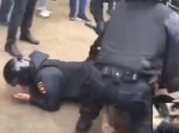 Как 17-летний парень "избил" бойца ОМОН на митинге в Петербурге