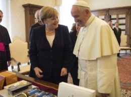 Меркель после встречи с Папой Римским призвала не возводить, а ломать стены