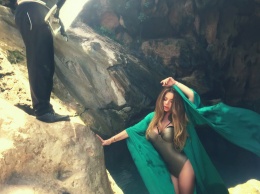 Сексуальная Бьянка сняла новый клип на берегу океана в Марокко