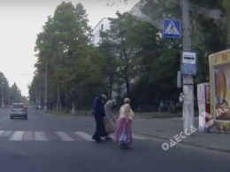 Одесский полицейский остановил авто, чтобы перевести через дорогу старушек