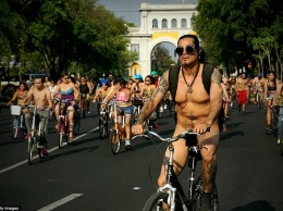 Не повредите свои маракасы! В Мехико прошел «голый» велопробег