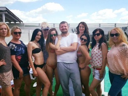 Противник геев Мосийчук опубликовал снимок в компании полуобнаженных девушек