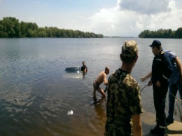 В Черкасской области спасатели вытащили из Днепра утонувший ВАЗ