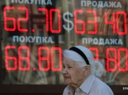 Рубль ослабел на фоне падения нефтяных цен