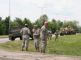 В Литве Hummer NATO врезался в авто, пострадали три студентки