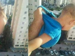 В Алжире мужчина едва не сбросил ребенка с 15 этажа ради лайков