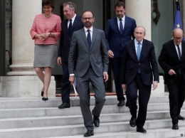 Еще два французских министра ушли в отставку