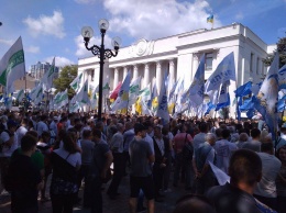 Под Радой проходит митинг с требованием о принятии нового закона о выборах (ФОТО)