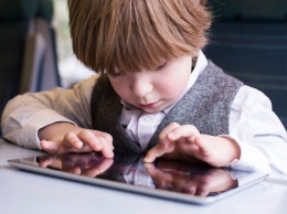В Казахстане могут законом запретить давать детям iPad