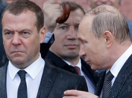 Лысый Путин и злой Медведев под дождем: эпическое фото из России