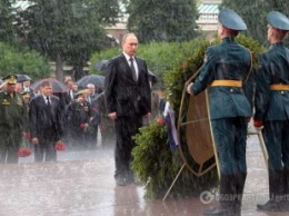 В сети высмеивают новые фото Путина и Медведева под дождем (фото, видео)