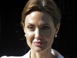 СМИ: Джоли увлеклась пластическими операциями