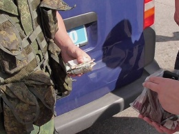 "Полицейские" "ЛНР" вымогали на блокпосте в Станице Луганской деньги с людей, проносящих продукты (Фото)