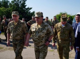 Губернатор Одесской области надел военную форму, чтобы обсудить с министром возрождение аэродрома в Болграде
