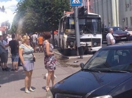 В центре Макеевки из-за отказа тормозов автобус врезался в светофор