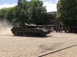 Турчинов: На вооружении украинских войск должен быть лучший отечественный танк «Оплот»