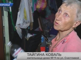 Пенсионерка утопила свою квартиру в мусоре (видео)