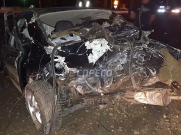 В Киеве автомобиль перевернулся в воздухе и врезался в столб