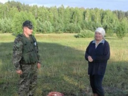 В Житомирской области пограничники нашли женщину, котрая пошла за грибами и заблудилась