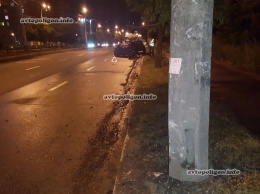 ДТП в Киеве: на Комарова Mitsubishi Colt врезался в столб и лишился двигателя. ФОТО