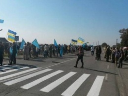 Крым в блокаде: крымскотатарский Меджлис и «Правый Сектор» не пропускают фуры с товарами (видео)
