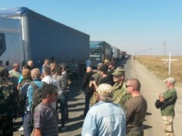 Блокада Крыма: активисты в первый день акции не пропустили более 800 фур с товарами (видео)
