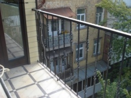 Жительница Киргизии упала с балкона 7 этажа, спасаясь от насильника