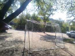 В Алчевске во дворах устанавливают футбольные ворота