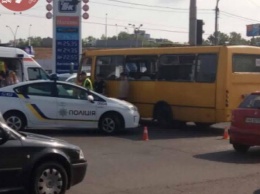 В Киеве экскаватор столкнулся с маршруткой