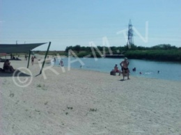 Отдыхающие купаются в Горячке, пока спасатели достают оттуда труп (фото)
