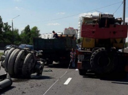 В Запорожье грузовик опустошился на проезжей части (Фото)