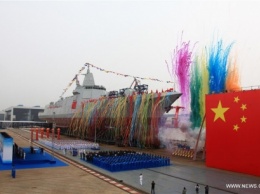 Китай спустил на воду первый эсминец собственного производства
