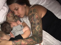 Отец опубликовал трогательное фото своей жены с детьми, которое вывало массу споров в социальный сетях