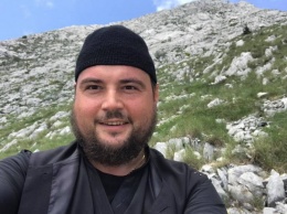 Скандальный митрополит УПЦ поднялся на гору Афон в Греции и спел на ее вершине гимн Украины