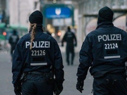 Немецкие полицейские, прибывшие в Гамбург для охраны G20, устроили секс-вечеринку с оружием