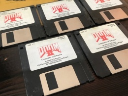 Джон Ромеро продает оригинальные дискеты с Doom II