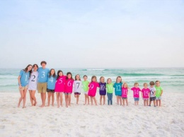 На этом фото 17 внуков из одной семьи! Вот что означают цвета их футболок