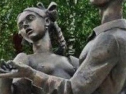 Под Москвой открыли эротический памятник выпускникам