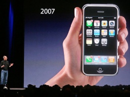 Слишком дорогой, неудобный, плохая батарея: что говорили критики о первом iPhone десять лет назад